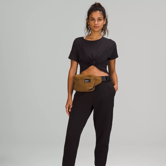 🆕 NWT lululemon clean lines belt bag 2L - burnt caramel/black - Picture 9 of 13